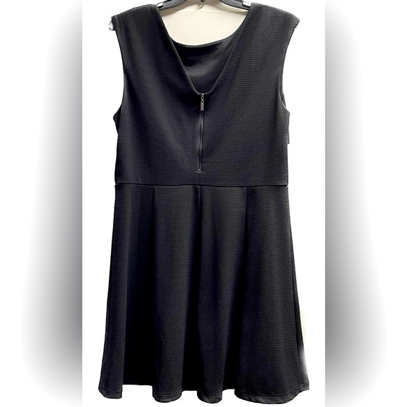 XL 21” P2P Alfani Black and White Color-block Midi V back Dress has some stretch - Picture 2 of 2